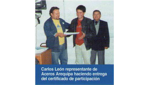 Carlos León representante de Aceros Arequipa haciendo entrega del certificado de participación - Aceros Arequipa